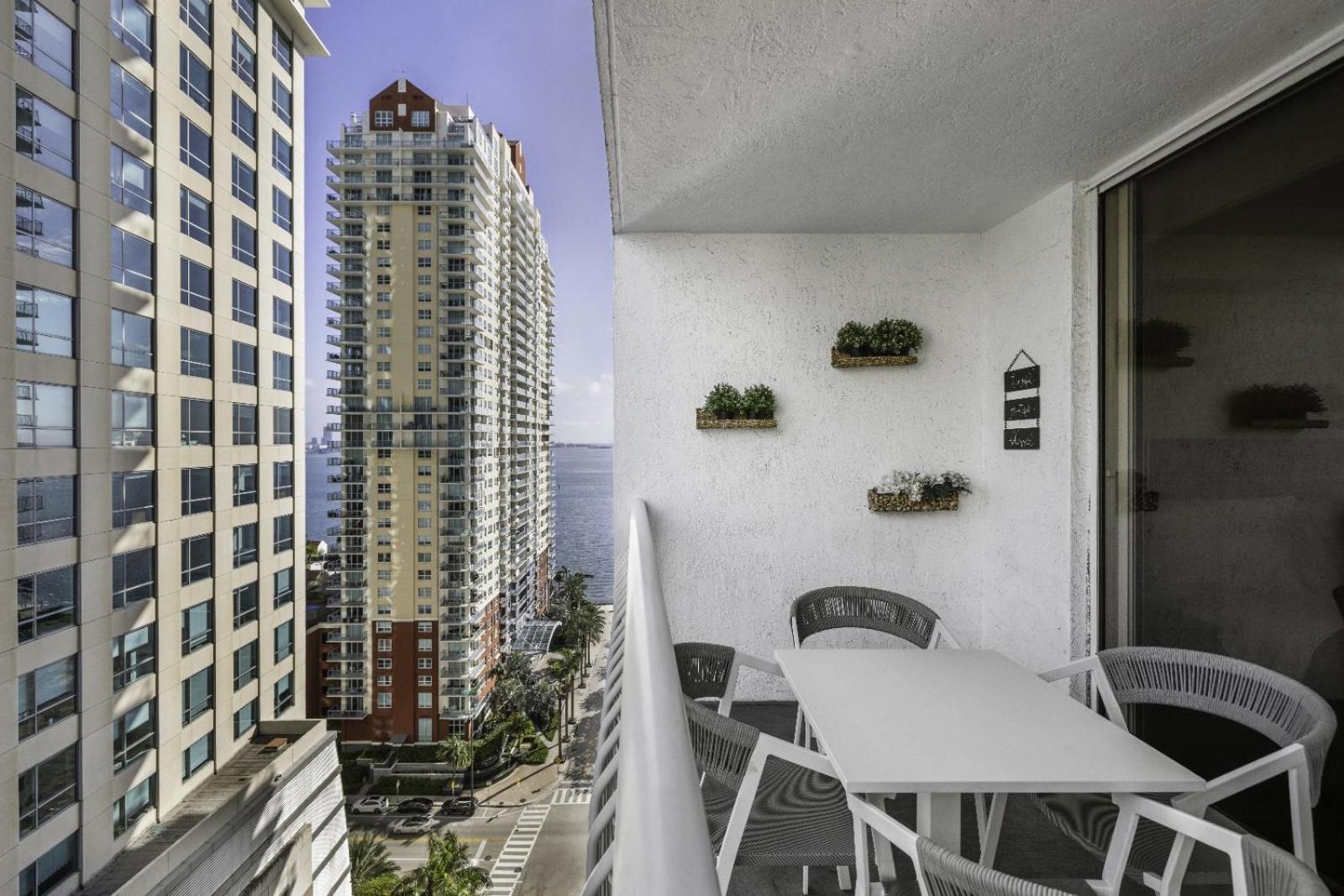 Studios In Brickell With Pool, Gym, Free Parking And Game Room マイアミ 部屋 写真